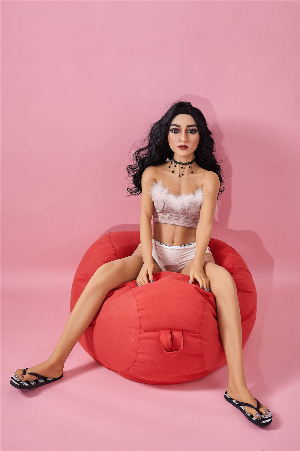Секс-кукла Ada фото 7 - SexDolls.com.ua Секс кукла Ada лежит на красном кресле мешке