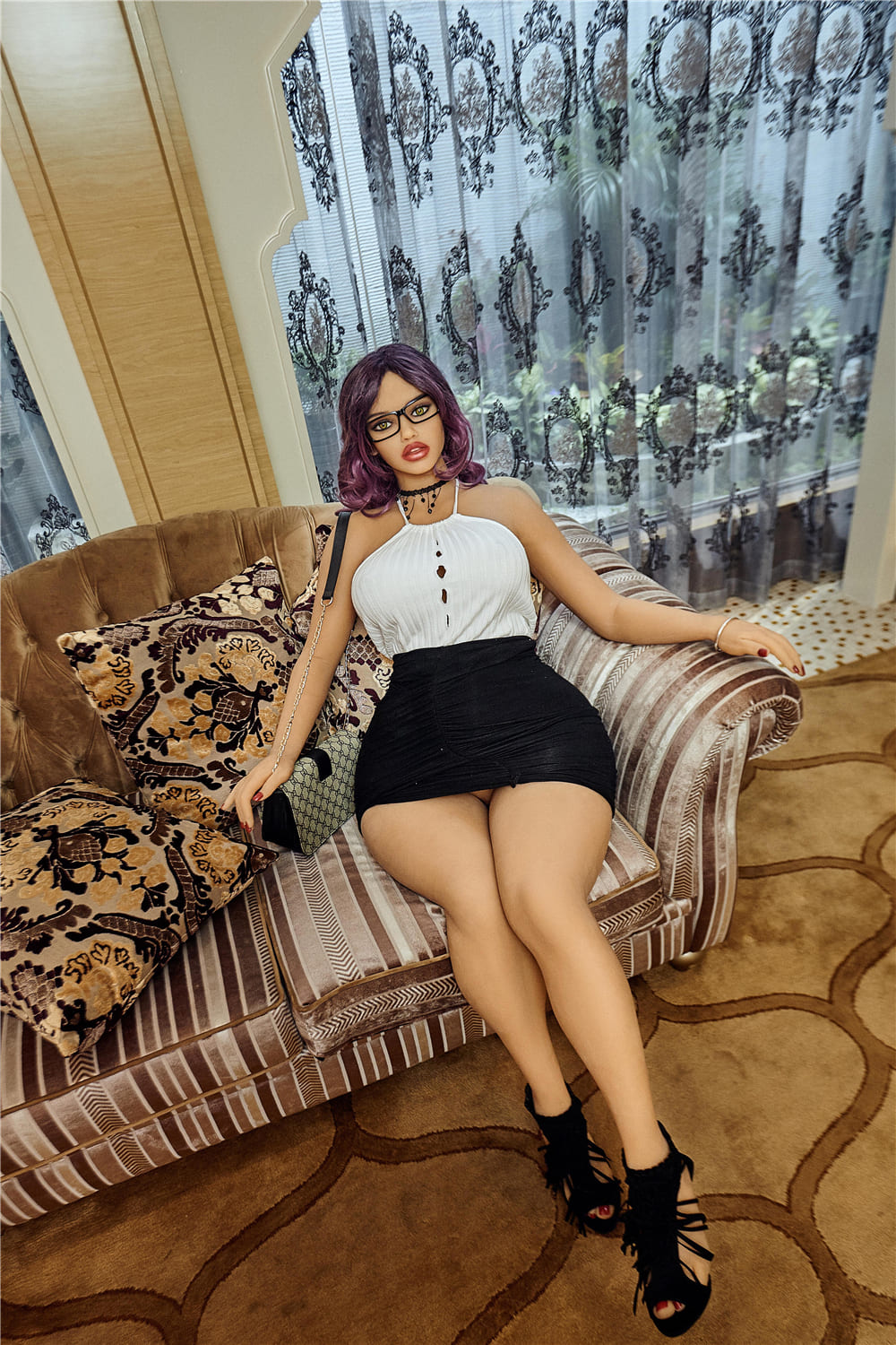 Секс-кукла Mariett фото 5 - SexDolls.com.ua Секс кукла Mariett с фиолетовыми волосами сидит в кресле