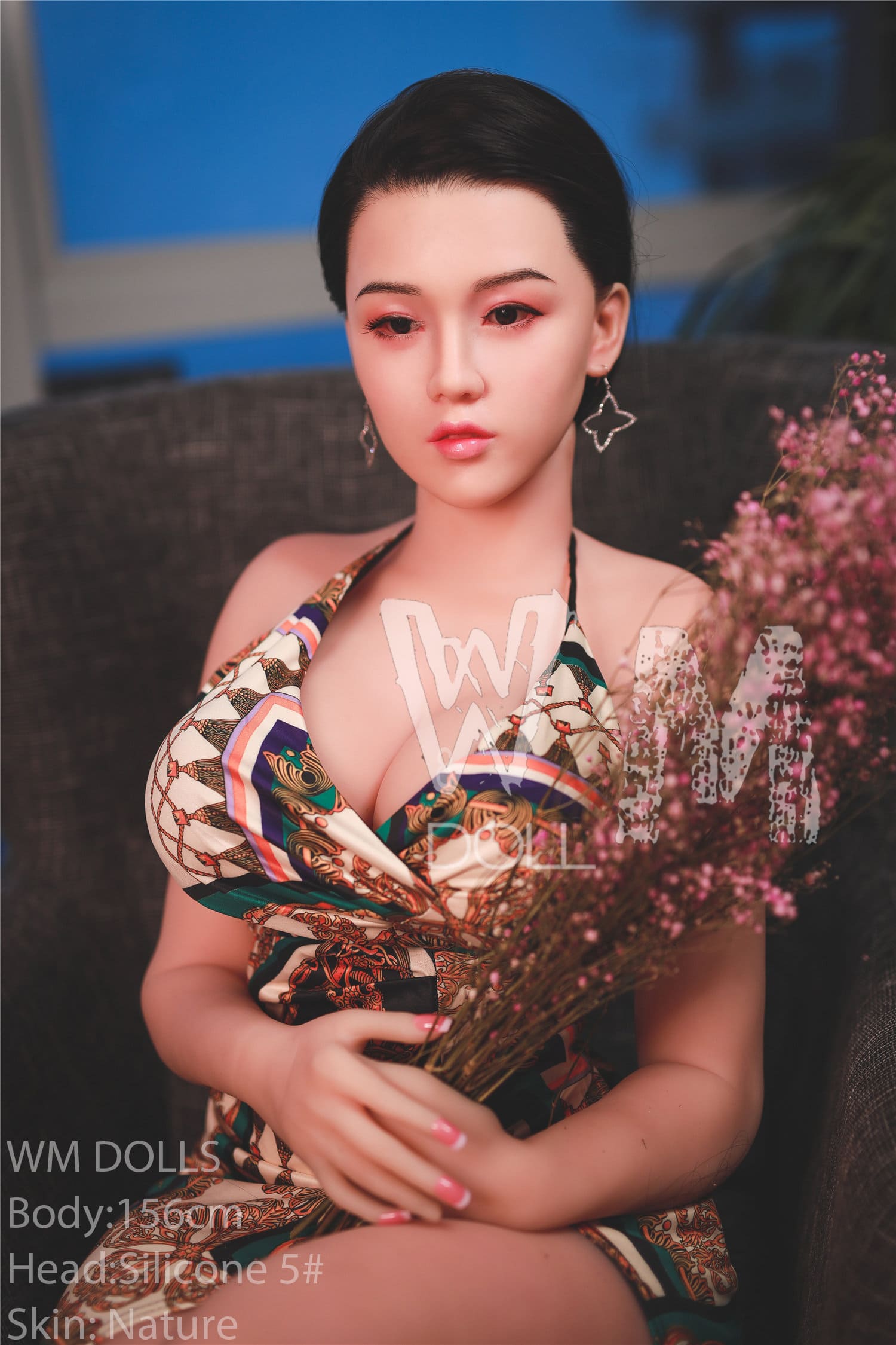 Секс-кукла Ashi фото 13 - SexDolls.com.ua Секс кукла Ashi в платье держит цветы в руках