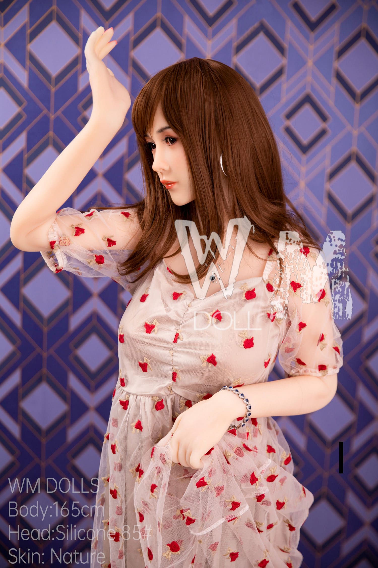 Секс-кукла Ejnur фото 17 - SexDolls.com.ua Секс кукла азиатка Ejnur в платье в сердечко касается своих волос
