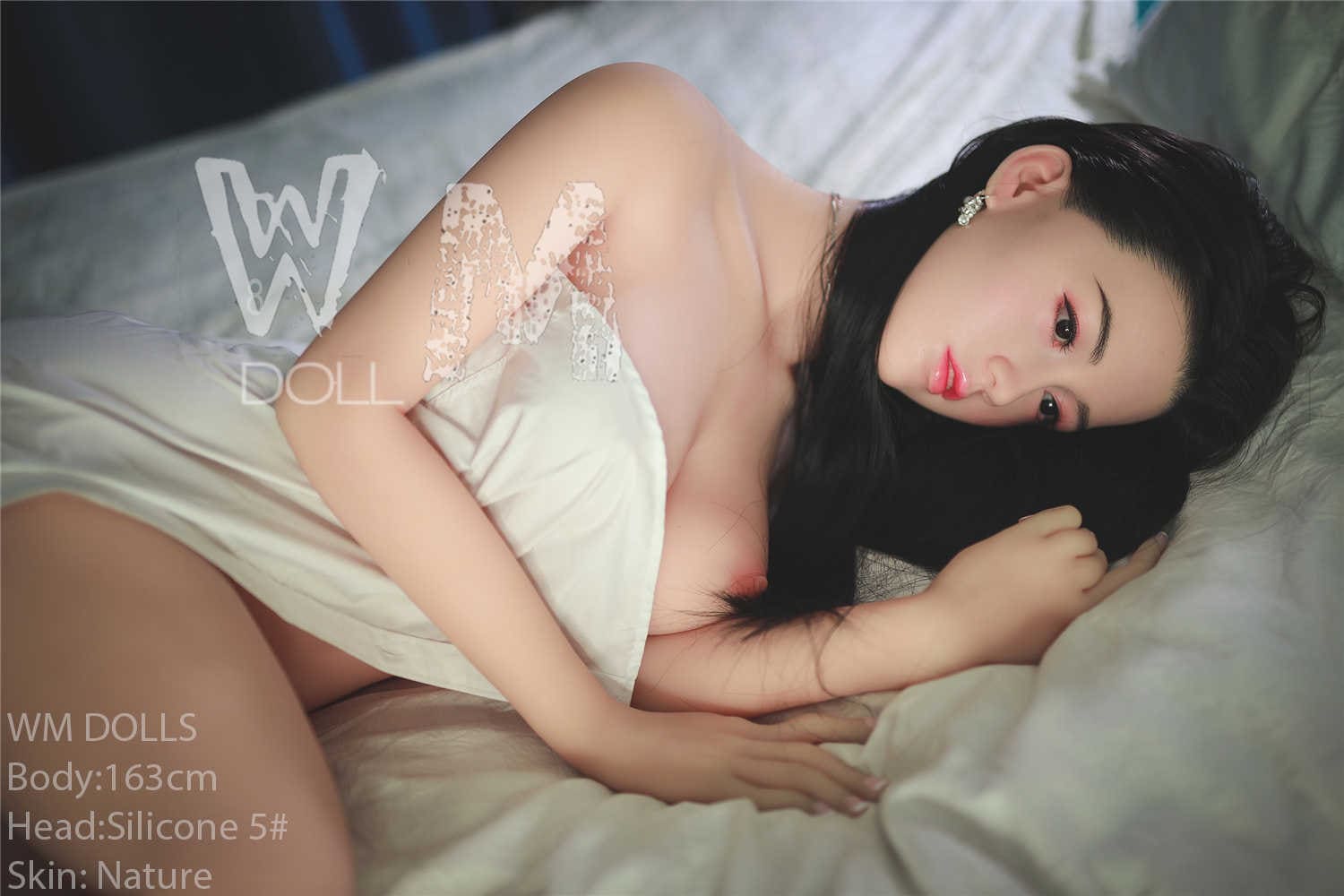 Секс-кукла Leisun фото 2 - SexDolls.com.ua Секс кукла азиатка Leisun обнаженная лежит в кровати