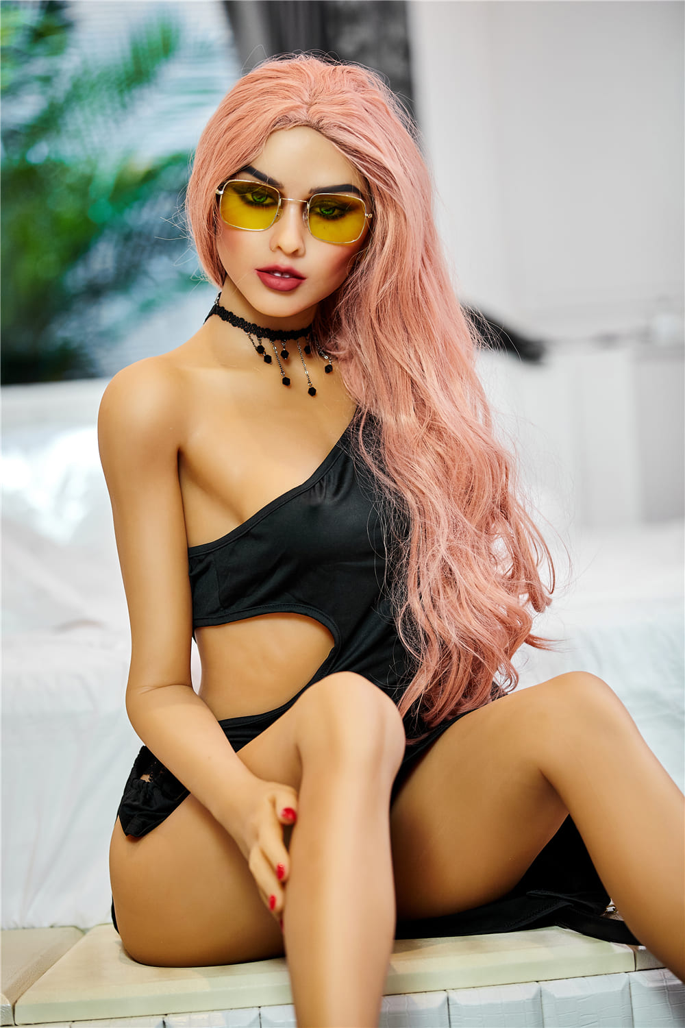 Секс-кукла Vanda фото 10 - SexDolls.com.ua Секс кукла Vanda с розовыми волосами сидит