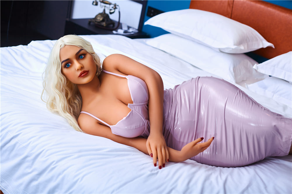 Секс-кукла Yasia фото 16 - SexDolls.com.ua Секс кукла Yasia в фиолетовом платье лежит на белой постели