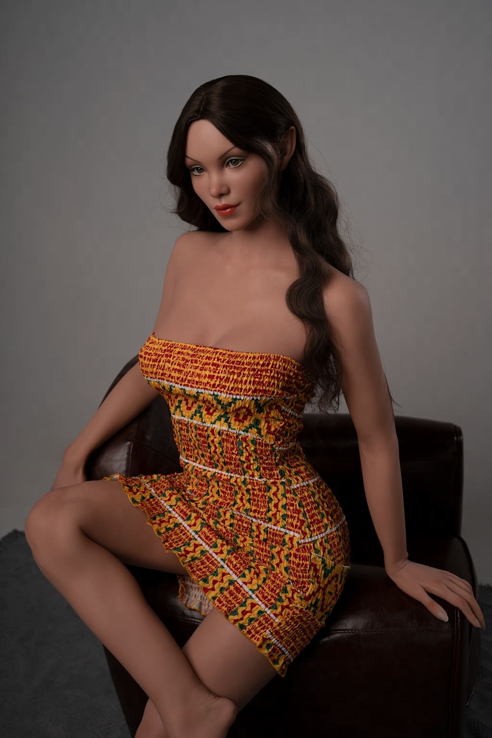 Секс-кукла Andy фото 2 - SexDolls.com.ua Сексапильная секс кукла Andy с длинными волосами в оранжевом платье сидит в кресле