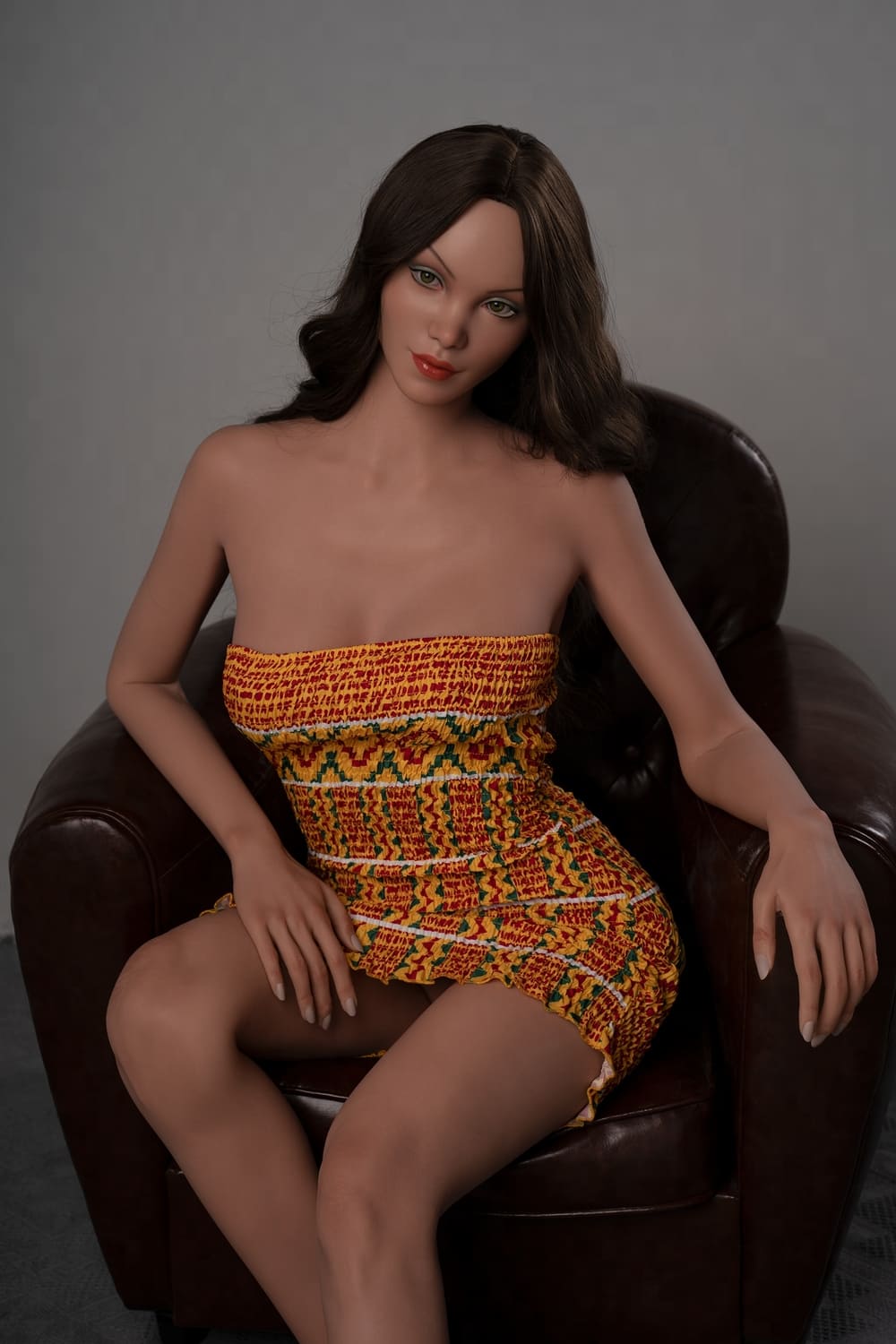 Секс-кукла Andy фото 4 - SexDolls.com.ua Сексапильная секс кукла Andy в ярком оранжевом платье сидит в кресле и смотрит прямо