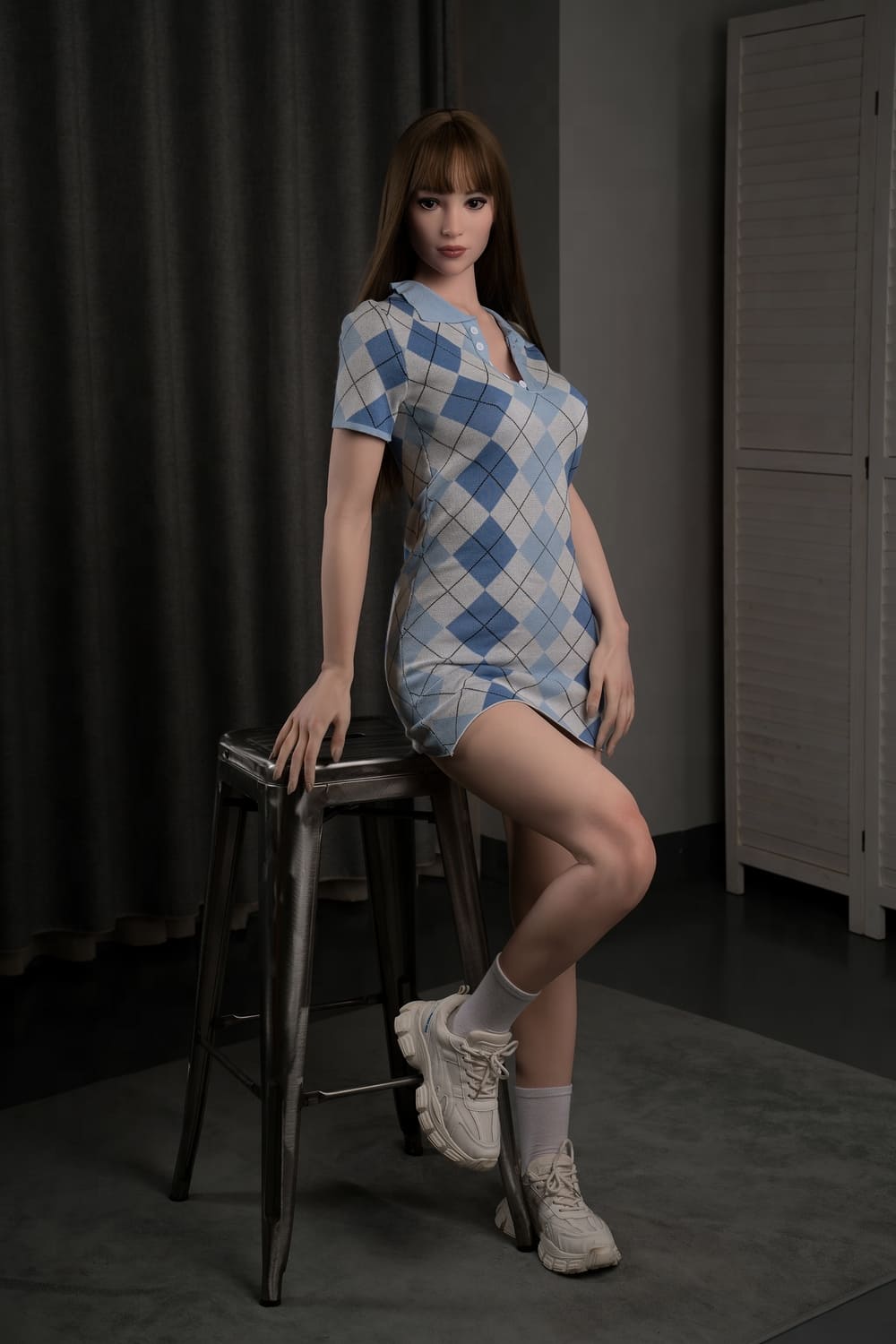 Секс-кукла Beth фото 1 - SexDolls.com.ua Сексапильная секс кукла Beth в клетчатом платье и в белых кроссовках позирует возле стула