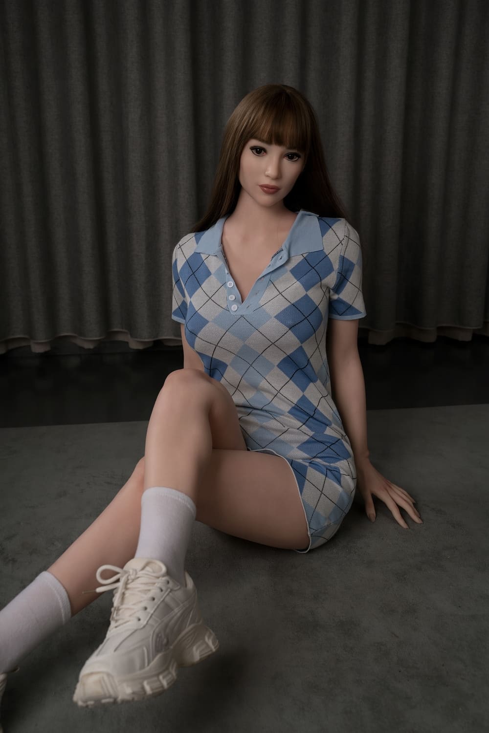 Секс-кукла Beth фото 6 - SexDolls.com.ua Сексапильная секс кукла Beth в клетчатом платье и в белых кроссовках сидит на полу