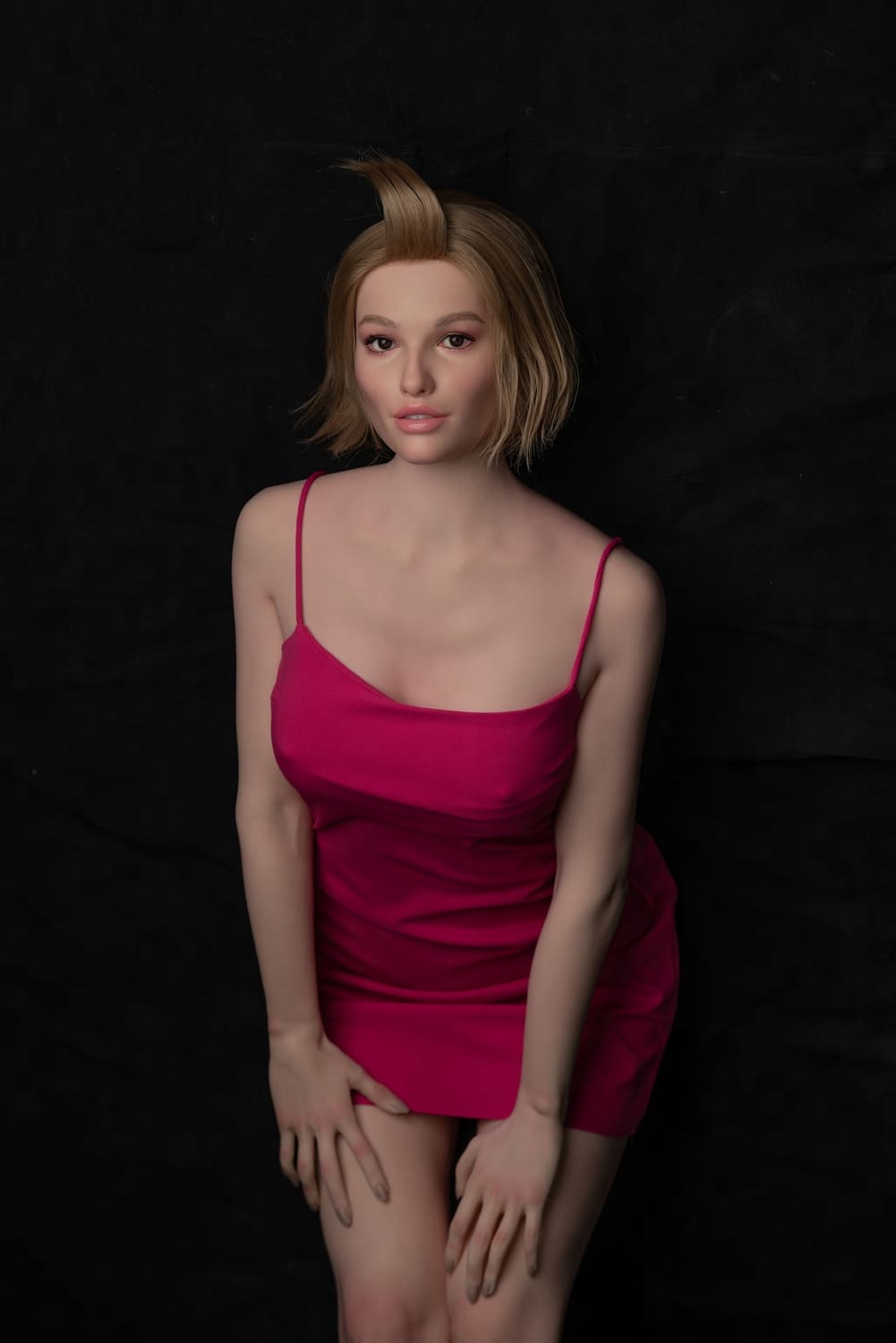 Секс-кукла Masha фото 4 - SexDolls.com.ua Секс кукла Masha с короткой стрижкой наклонилась
