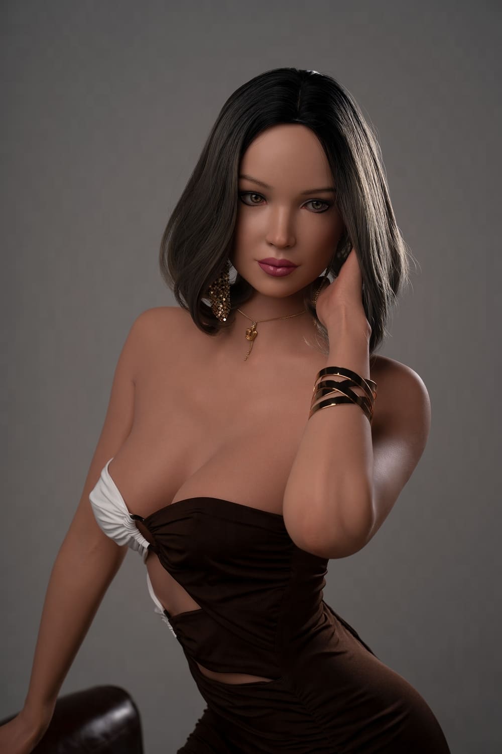 Секс-кукла Shaiden фото 14 - SexDolls.com.ua Секс кукла Shaiden в коротком чёрном платье и с браслетом на руке трогает свои волосы
