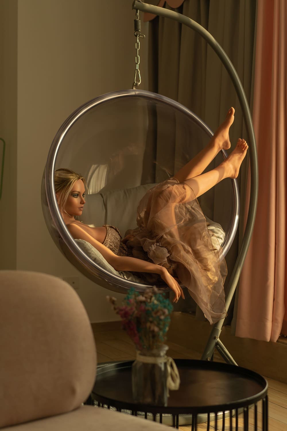 Секс-кукла Vicki фото 4 - SexDolls.com.ua Секс кукла Vicki блондинка в красивом платье сидит в кресле боком