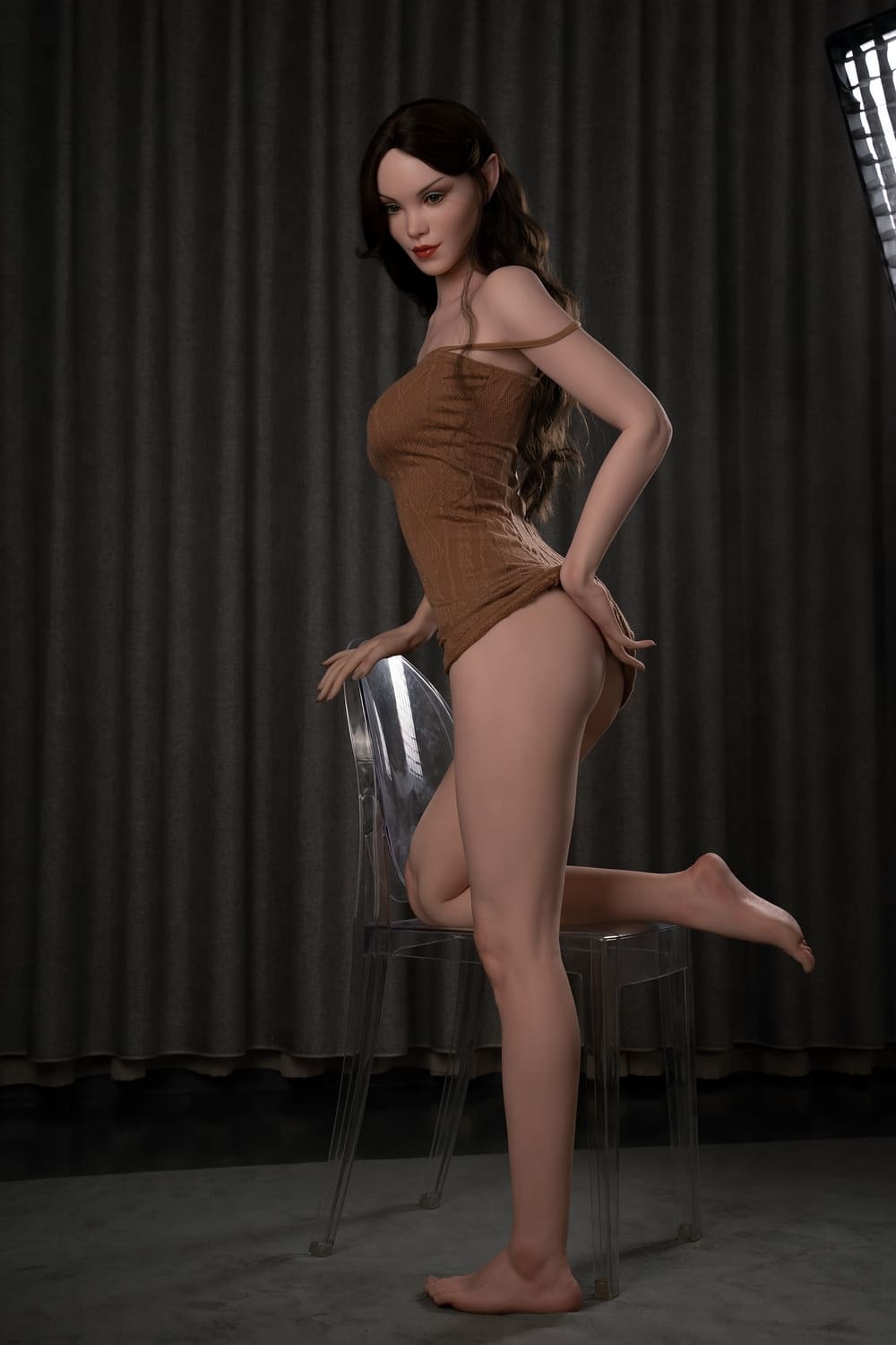 Секс-кукла Zelda фото 8 - SexDolls.com.ua Секс кукла Zelda закинула одну ногу на стул