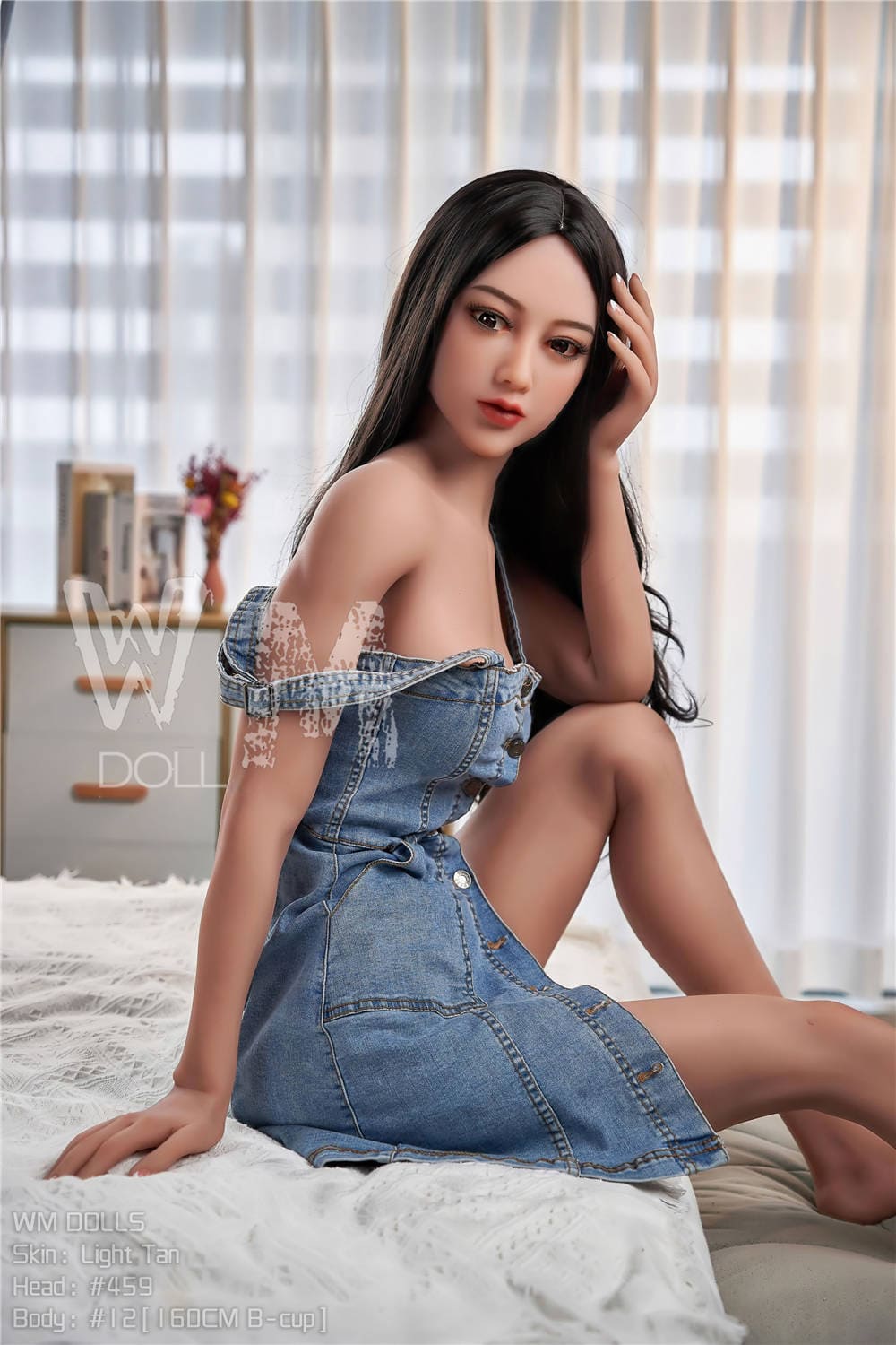 Секс-кукла Ernesta фото 7 - SexDolls.com.ua Секс кукла Ernesta гладит свои волосы