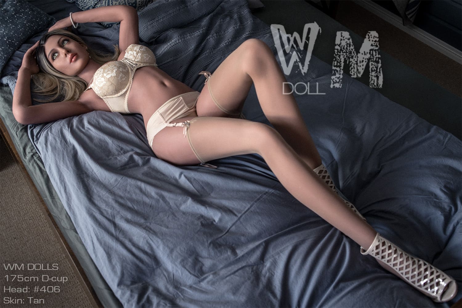 Секс-кукла Felippa фото 15 - SexDolls.com.ua Секс кукла Felippa лежит на кровати в нижнем белье в полный рост