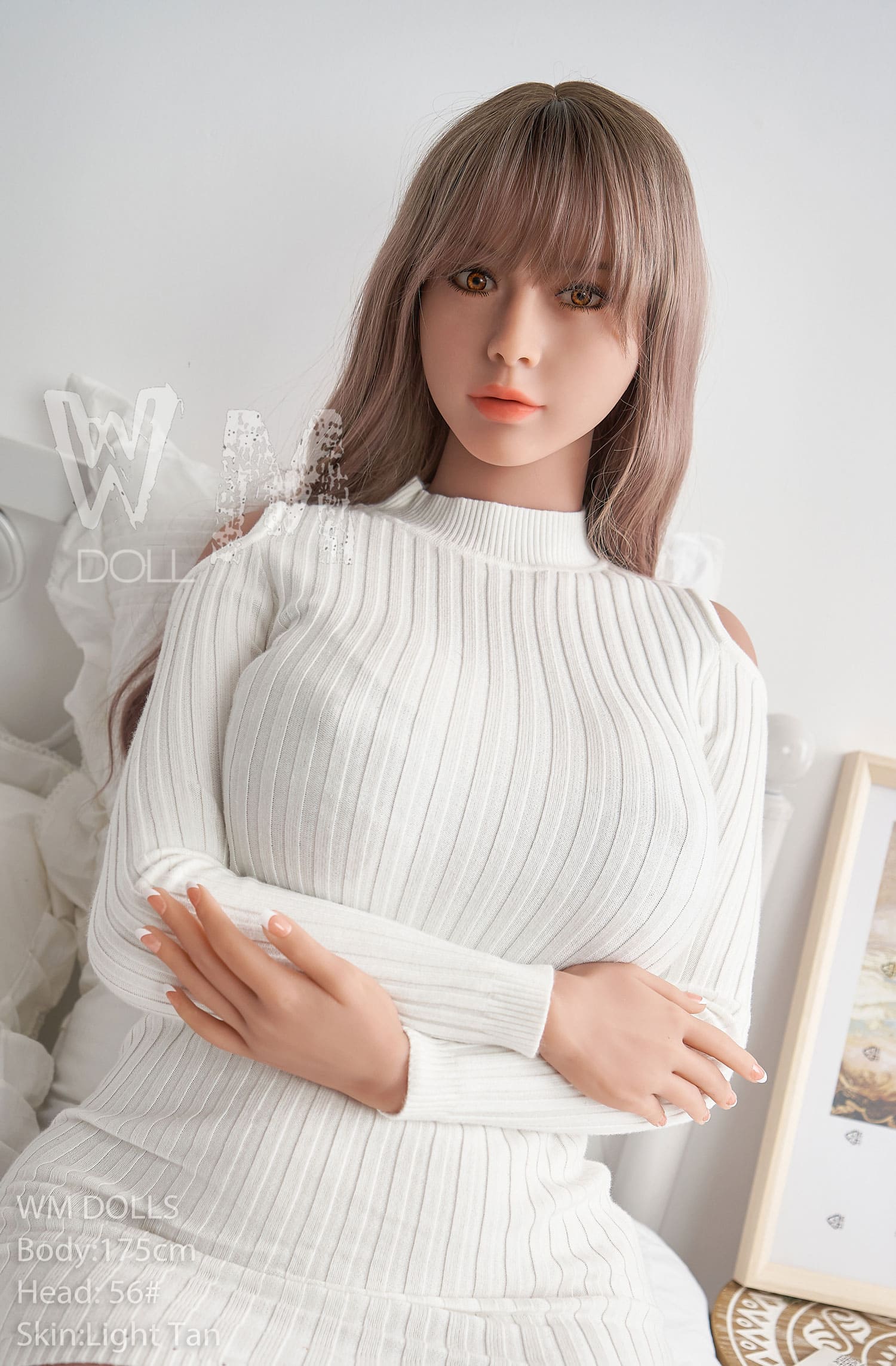 секс-кукла Kandeli - фото 10 - SexDolls.com.ua Секс кукла Kandeli со сложенными руками на кровати
