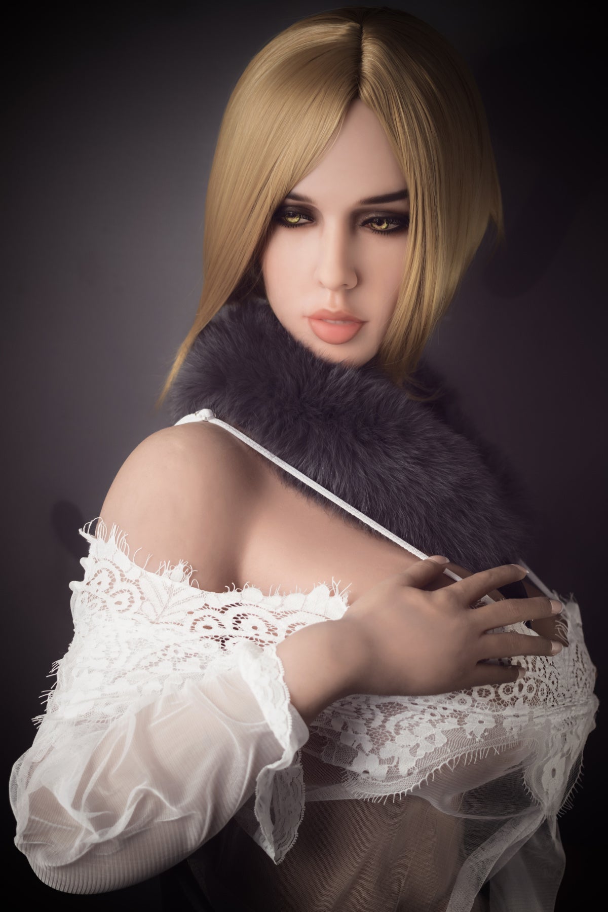 секс-кукла Norma - фото 15 - SexDolls.com.ua Секс кукла Norma держит себя за грудь