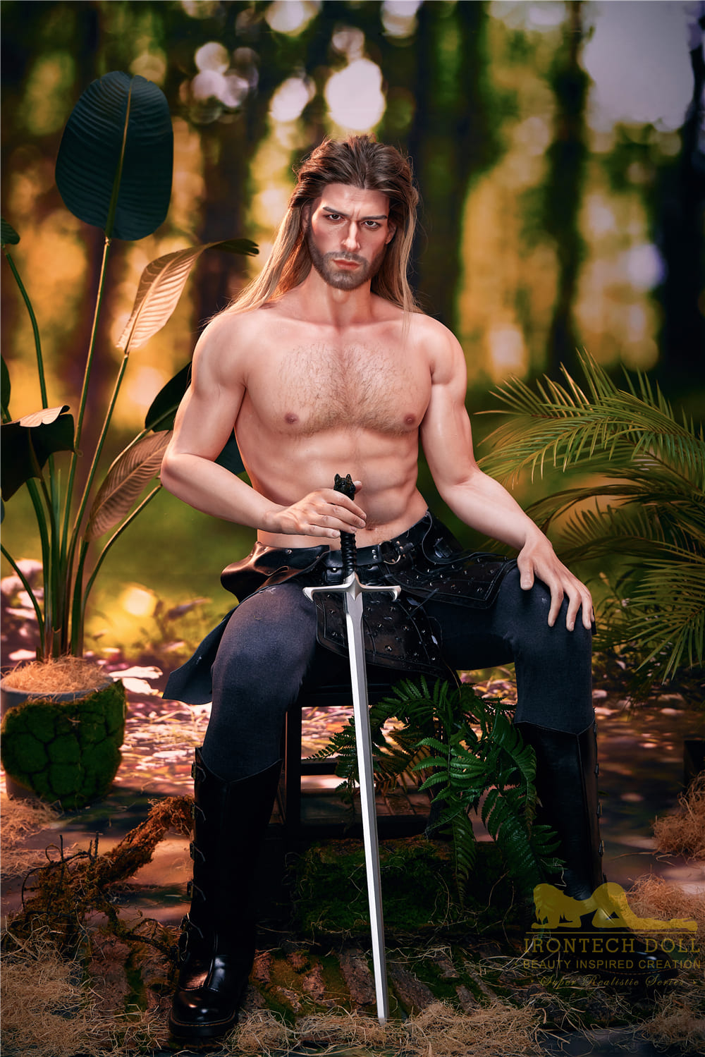 секс-кукла Thomas - фото 6 - SexDolls.com.ua Секс кукла Thomas сидит в лесу с мечом в руке