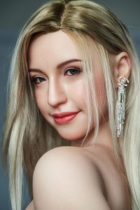 Секс кукла Arwen блондинка с длинными серебряными серьгами