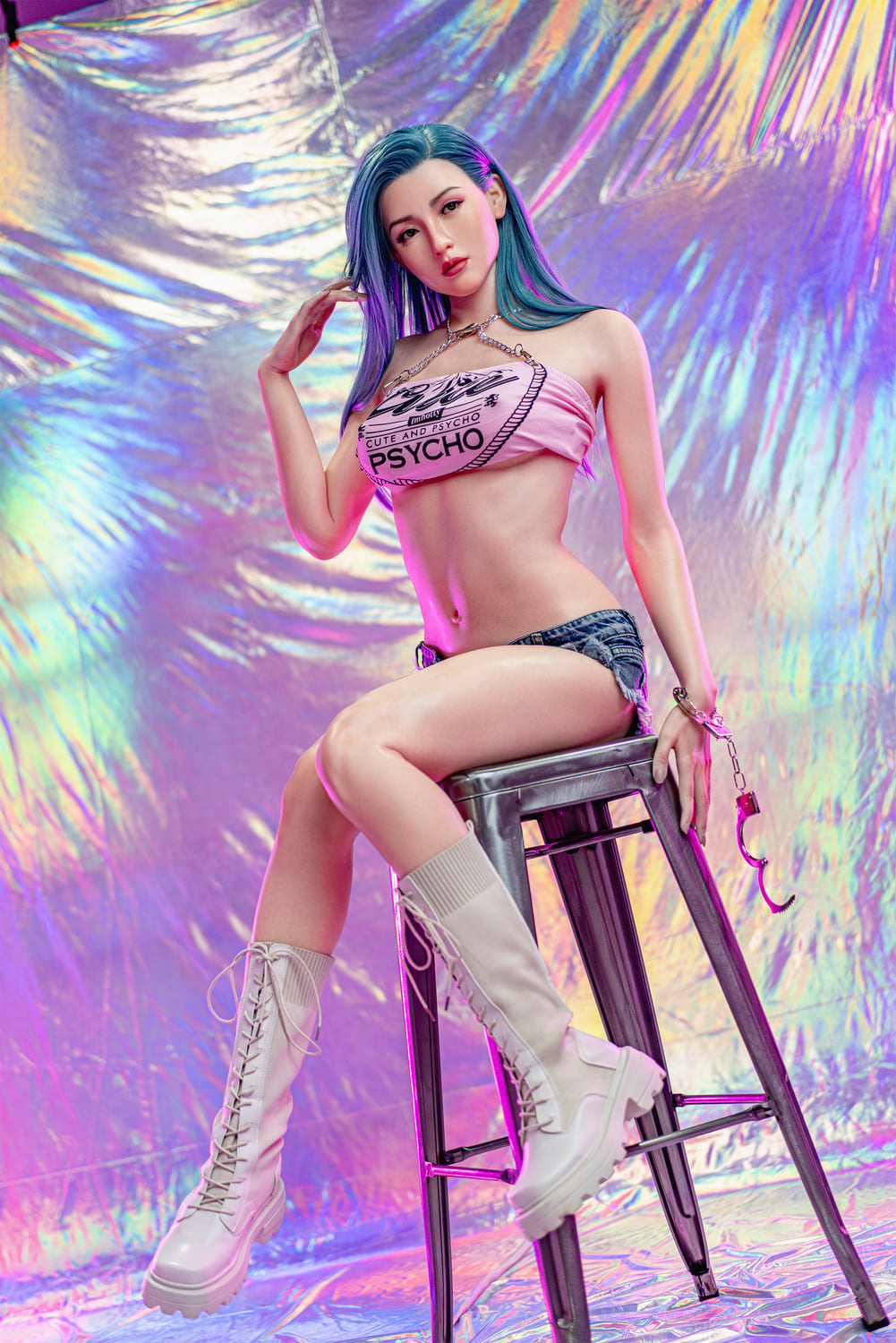 Секс-кукла Kaia - фото 10 - SexDolls.com.ua Секс кукла Kaia сидит на табурете