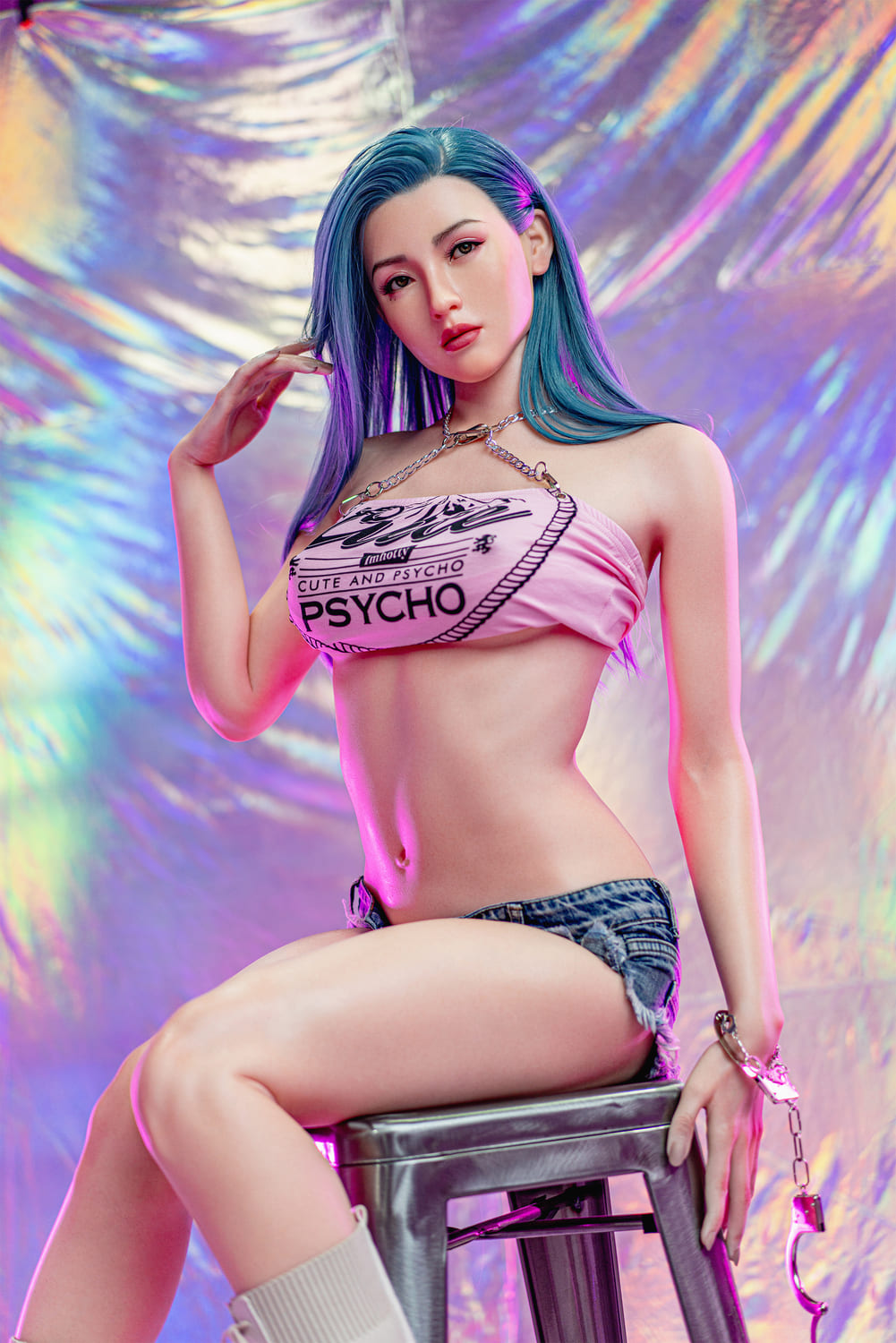 Секс-кукла Kaia - фото 11 - SexDolls.com.ua Секс кукла Kaia в майке и шортах на табурете
