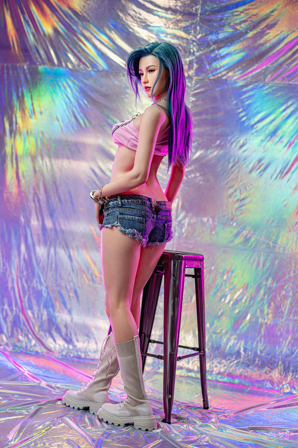 Секс-кукла Kaia - фото 12 - SexDolls.com.ua Секс кукла Kaia стоит возле табурета