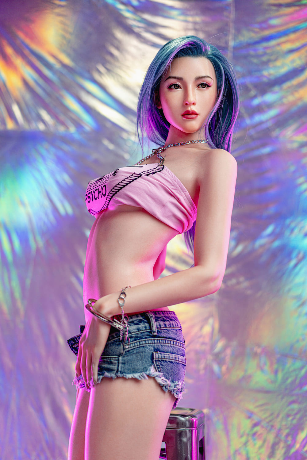 Секс-кукла Kaia - фото 13 - SexDolls.com.ua Секс кукла Kaia стоит в майке и шортах