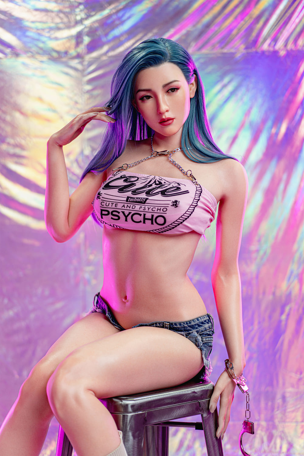 Секс-кукла Kaia - фото 9 - SexDolls.com.ua Секс кукла Kaia с синими волосами сидит на стуле