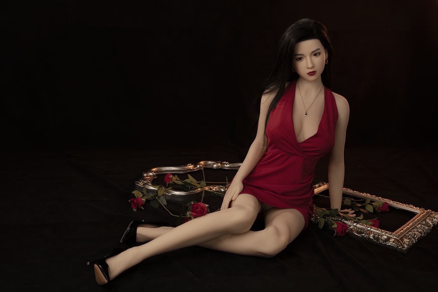 Секс-кукла Riyo -фото 11 - SexDolls.com.ua Секс кукла Riyo сидит на полу в платье с розами