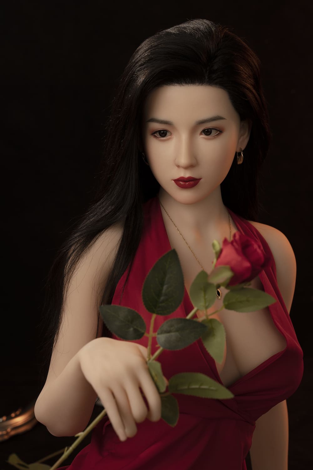 Секс-кукла Riyo -фото 13 - SexDolls.com.ua Секс кукла Riyo с красной розой в руке