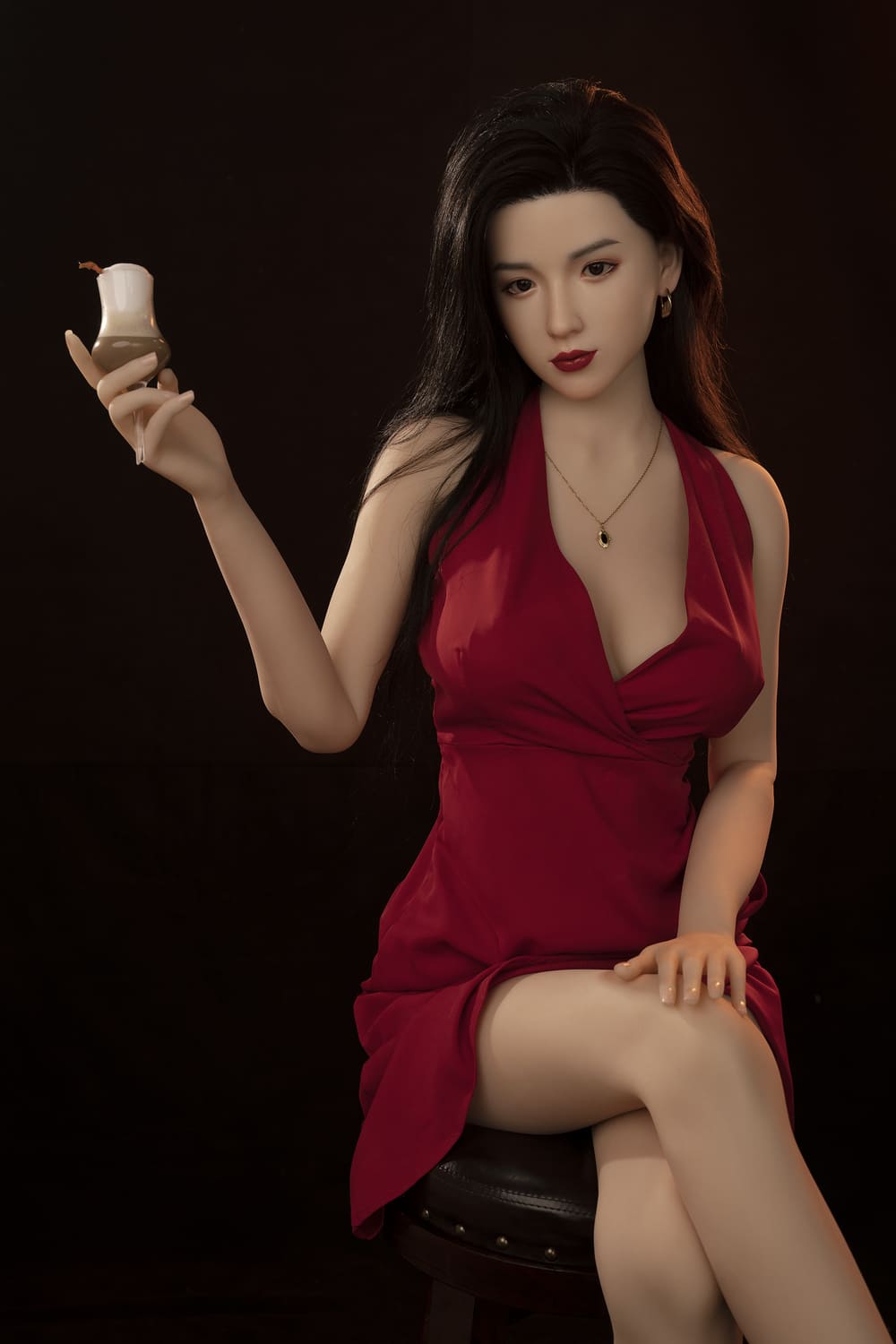 Секс-кукла Riyo -фото 2 - SexDolls.com.ua Секс кукла Riyo сидит на стуле в красном платье