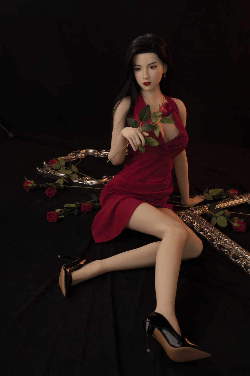Секс-кукла Riyo -фото 4 - SexDolls.com.ua Секс кукла Riyo в платье сидит на полу с розами