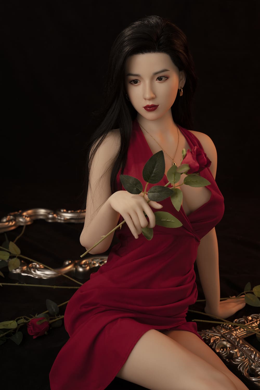Секс-кукла Riyo -фото 5 - SexDolls.com.ua Секс кукла Riyo в красном платье с розой в руке