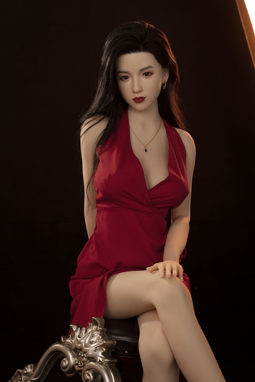 Секс-кукла Riyo -фото 7 - SexDolls.com.ua Секс кукла Riyo в красном вечернем платье сидит сложив ногу на ногу