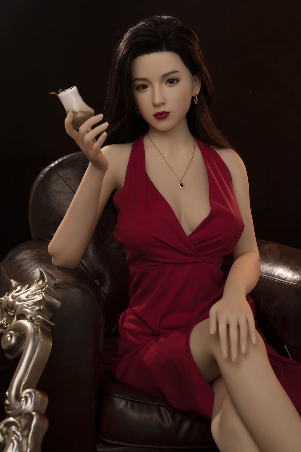 Секс-кукла Riyo -фото 8 - SexDolls.com.ua Секс кукла Riyo в красном вечернем платье с бокалом в руке