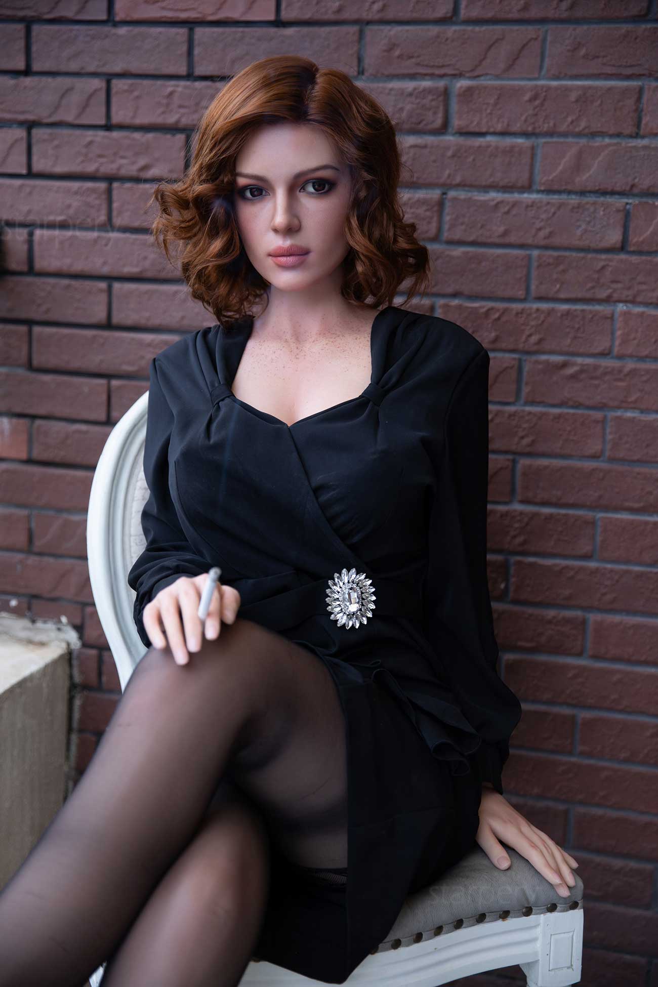 Секс-кукла Wayne фото 4 - SexDolls.com.ua Секс кукла Wayne в черном платье сидит на стуле