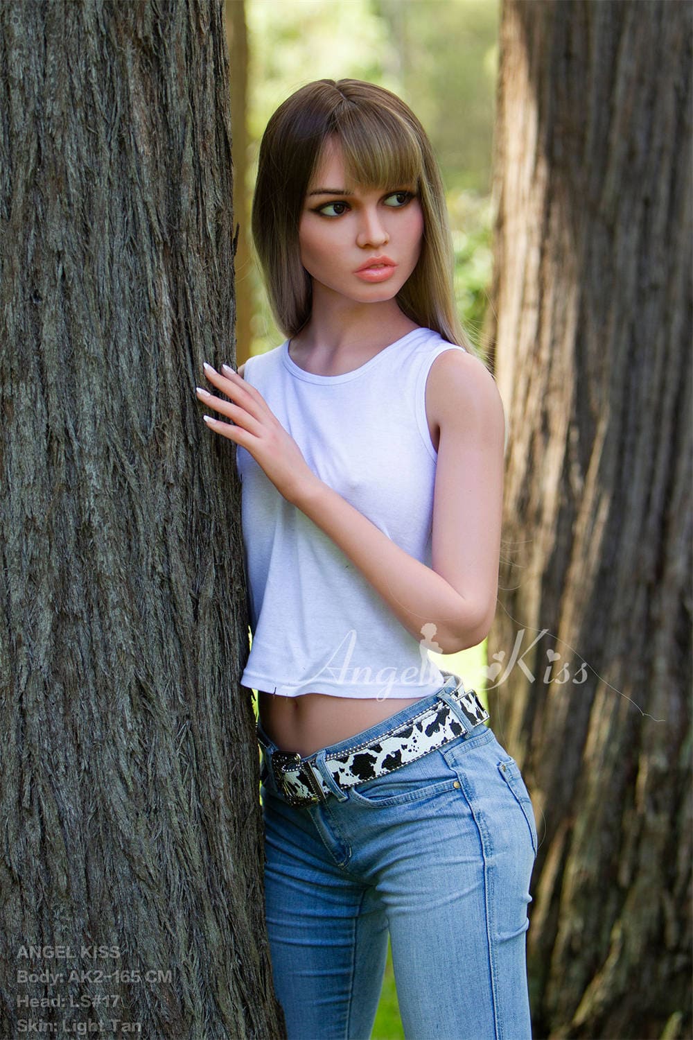 Секс-кукла Annabelle фото 10 - SexDolls.com.ua Секс кукла Annabelle в шортах и в белой майке выглядывает из за дерева