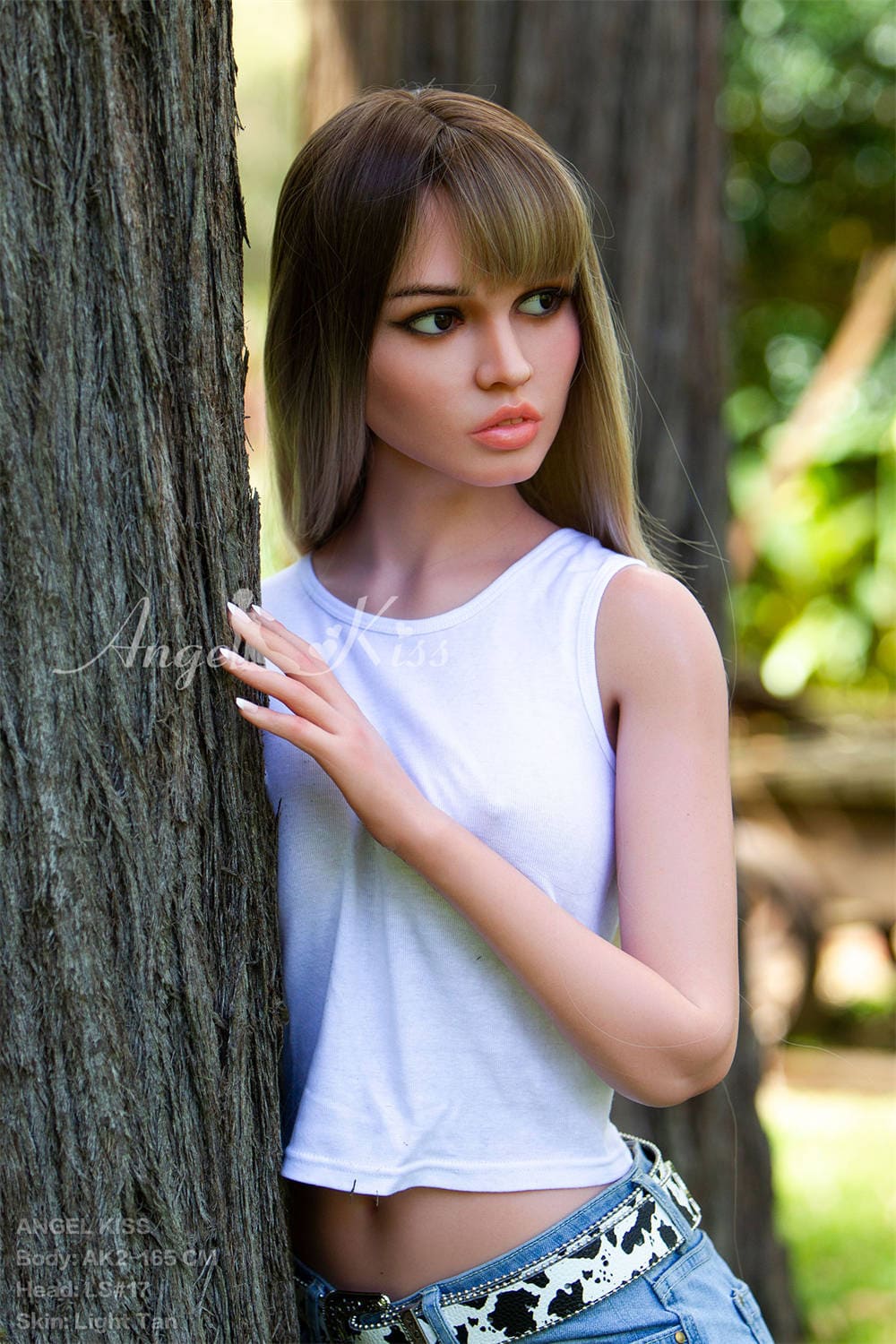 Секс-кукла Annabelle фото 12 - SexDolls.com.ua Секс кукла Annabelle в шортах и в белой майке возле дерева