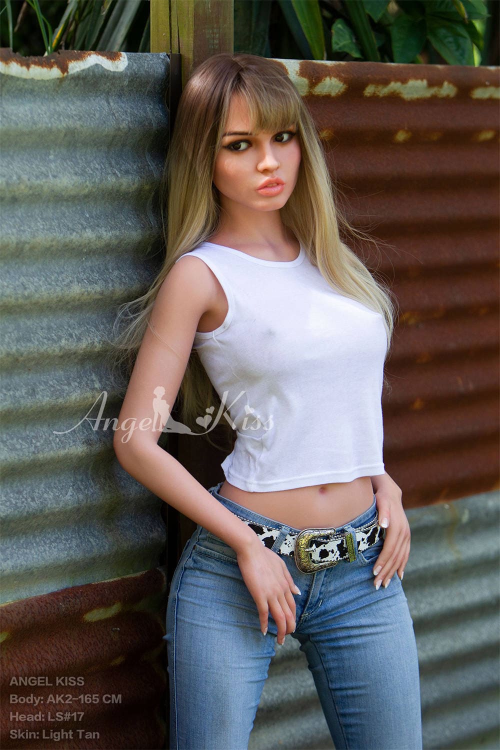 Секс-кукла Annabelle фото 13 - SexDolls.com.ua Секс кукла Annabelle в шортах и в белой майке стоит