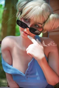 Секс лялька Jessie торкається своїх губ