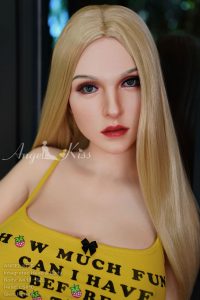 Секс лялька Peggy дивиться в камеру