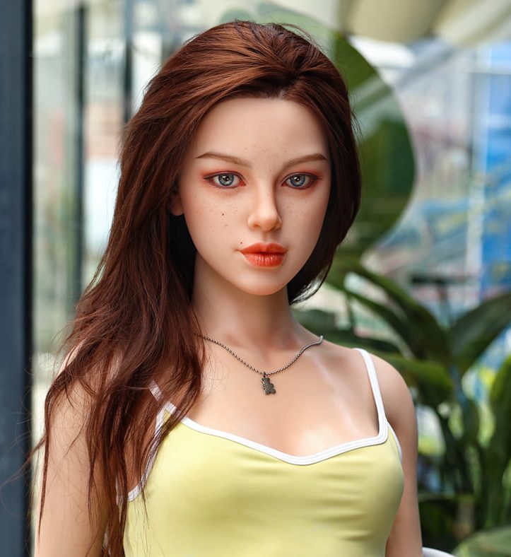Секс-кукла Heidi - фото 5 - SexDolls.com.ua Секс кукла Heidi сидит на столе