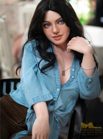 Секс-кукла Bel позирует