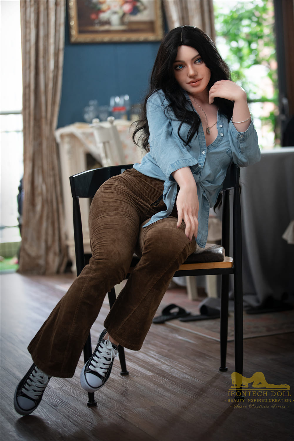 Секс-кукла Bel фото 6 - SexDolls.com.ua Секс кукла Bel сидит на стуле