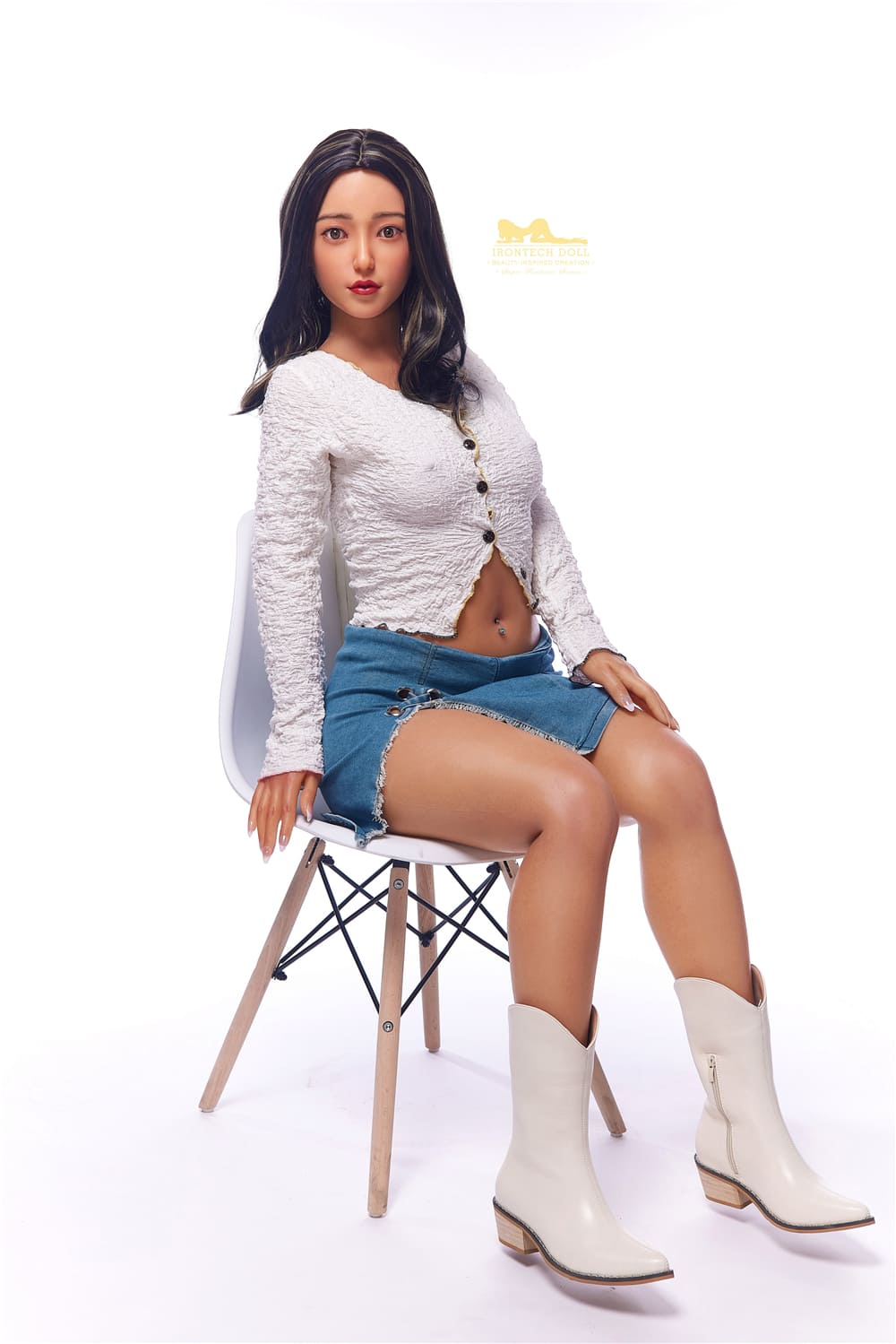 Секс-кукла Betsy фото 1 - SexDolls.com.ua Секс кукла Betsy в одежде сидит