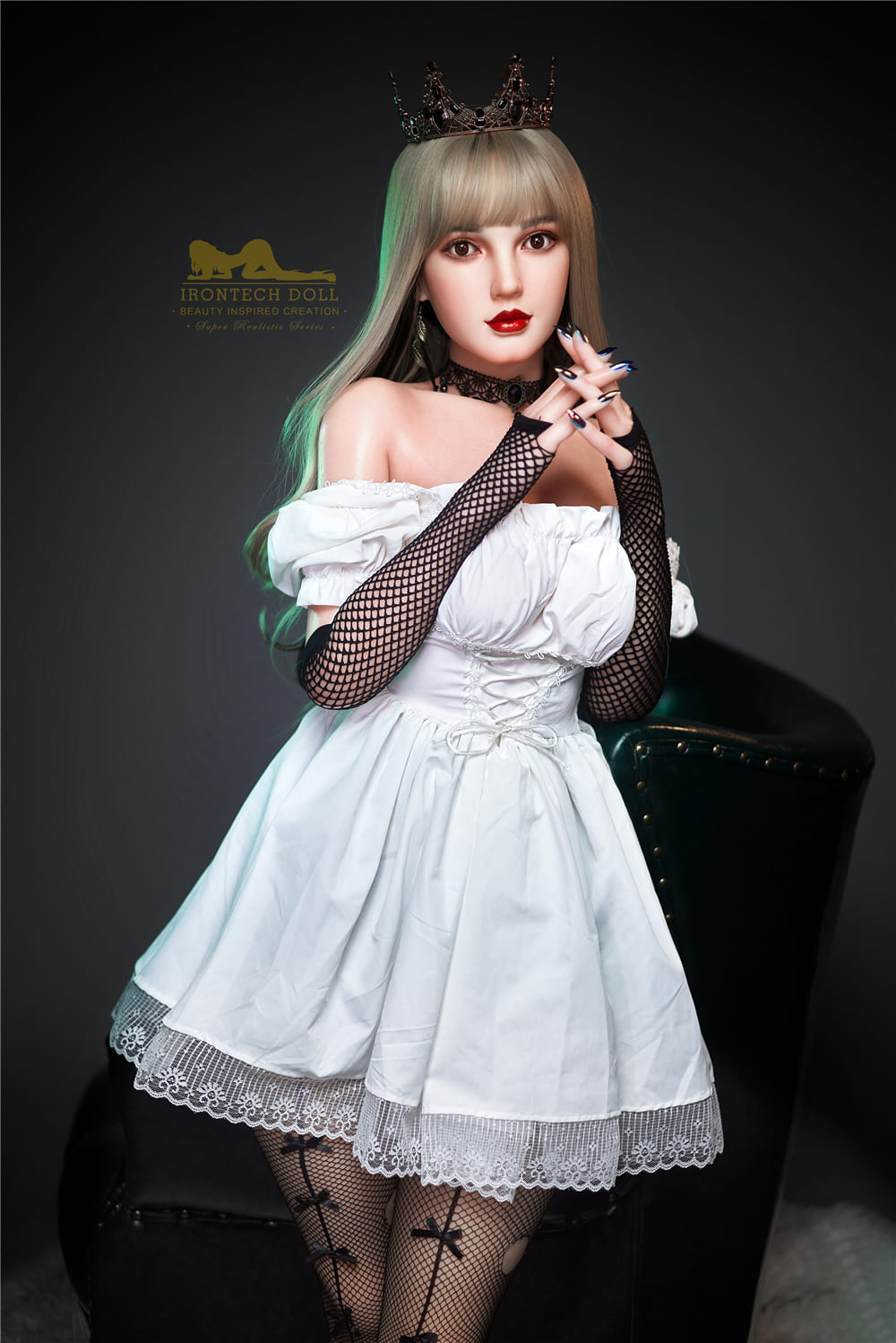 Секс-кукла Cherry фото 2 - SexDolls.com.ua Секс кукла Cherry стоит возле кресла