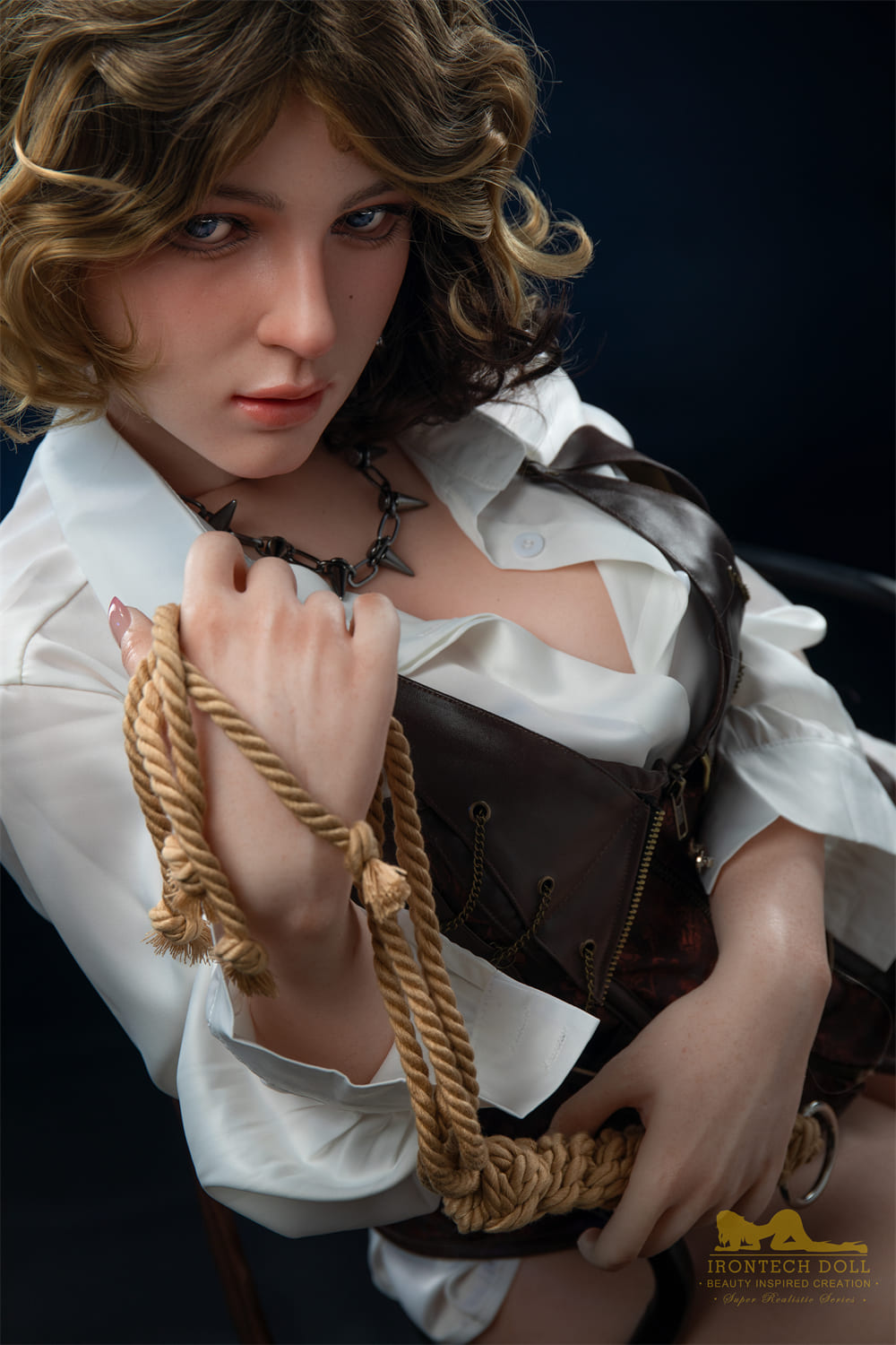 Секс-кукла Fanie фото 4 - SexDolls.com.ua Реалистичная секс кукла Fanie держит веревку