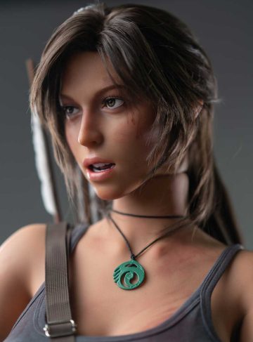 Секс-кукла Lara с зеленым медальоном на шее
