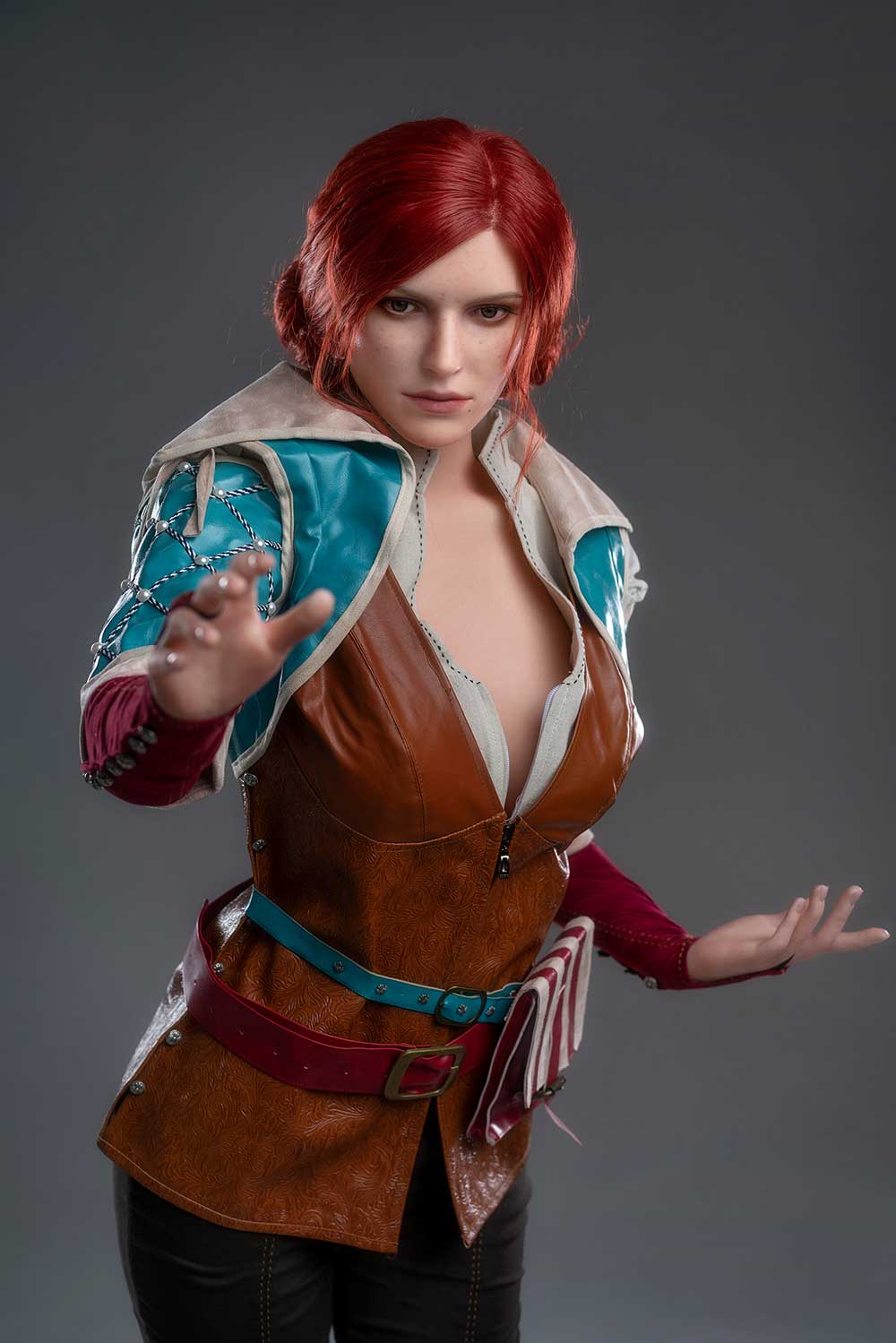 Секс-кукла Triss - фото 17 - SexDolls.com.ua Секс кукла Triss тянется рукой вперед