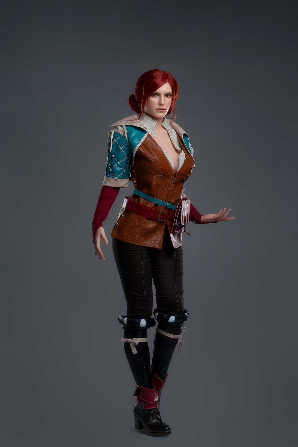 Секс-кукла Triss - фото 2 - SexDolls.com.ua Секс кукла Triss стоит боком в костюме