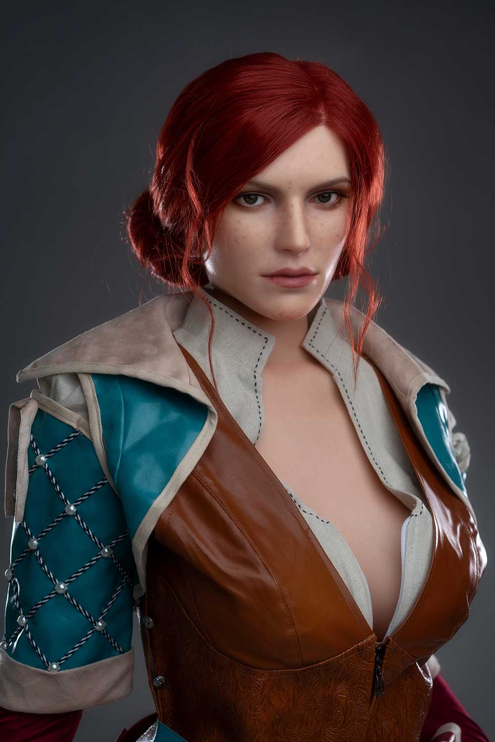 Секс-кукла Triss - фото 3 - SexDolls.com.ua Секс кукла Triss в жакете с глубоким декольте