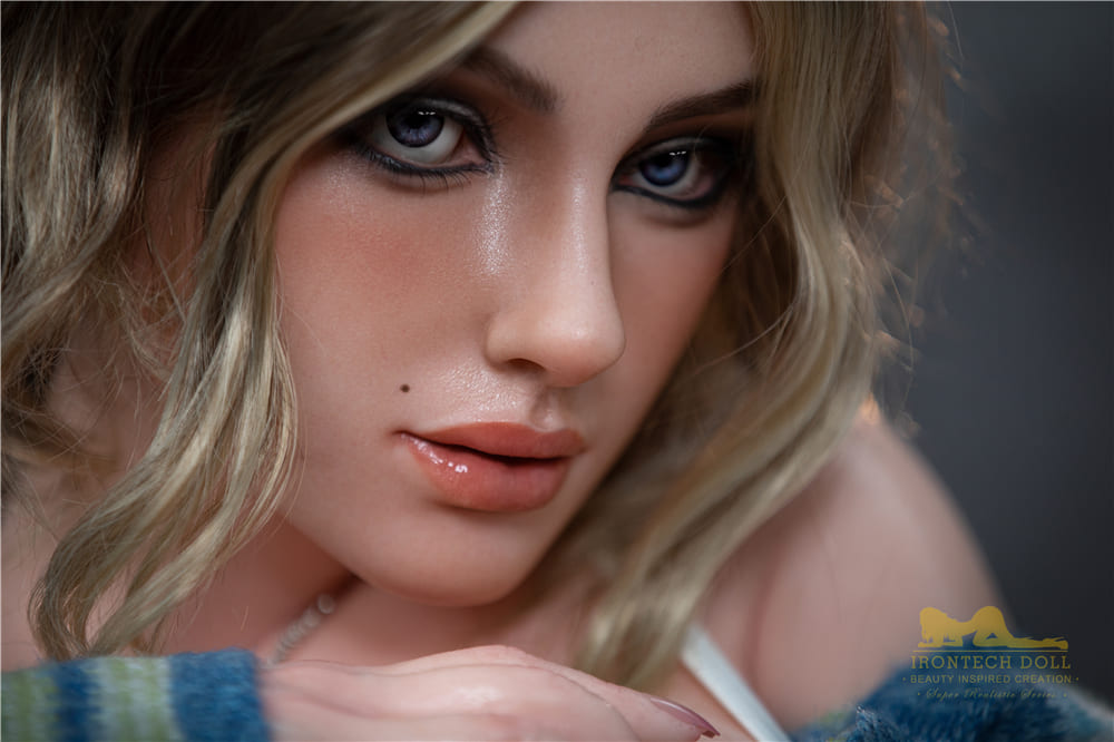 Секс-кукла Velma фото 9 - SexDolls.com.ua Секс кукла Velma смотрит в камеру